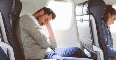 Пасажир не очікував, що звичайний сон обернеться "крадіжкою століття" на борту літака (фото)