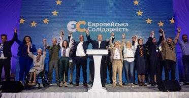 Все на борьбу с пятой колонной! Как в штабе партии Петра Порошенко прошел день выборов