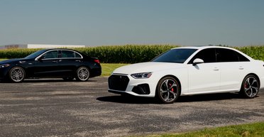 Новітній Mercedes-AMG C43 порівняли з Audi S4 у заїзді по прямій (відео)