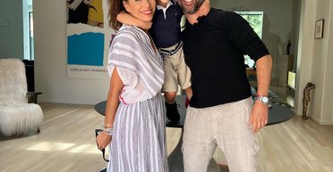 Ева Лонгория провела время с мужем и сыном в парке (фото)