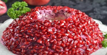 Салат Гранатовий браслет із куркою: красива і смачна класика застілля