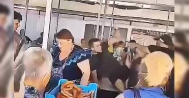 Защищала 23-летнего сына: в Херсоне женщина укусила сотрудника полиции (фото, видео)