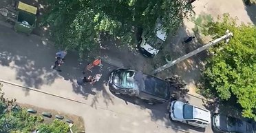 Вывели и погрузили в бус: в сети появились возможные кадры с задержанием убийцы Фарион (видео)