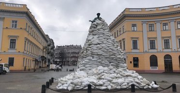 "Закончится война — будет посветлее". Как живет Одесса в военное время