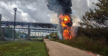 "Хлопки и пламя": в Башкирии загорелся химзавод по выпуску авиационного бензина (фото, видео)