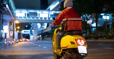 Зірка Шанхая: кур'єр грає на флейті під час доставлення їжі (фото)