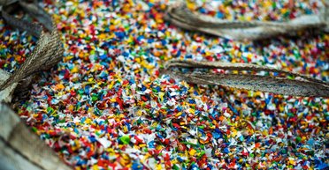 Розкрито жорстоку правду про переробку пластику: який насправді вигляд має цей процес (відео)