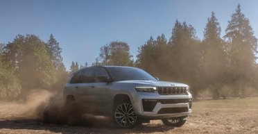 Представлен новый Jeep Grand Cherokee 2026: как изменился премиальный внедорожник (видео)