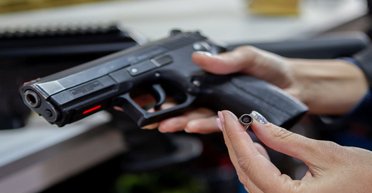 Граждане смогут владеть огнестрельным оружием, но есть нюанс: парламент принял законопроект