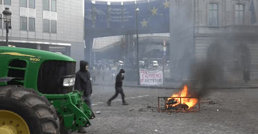 В Брюсселе фермеры устроили протесты с привлечением почти 1000 тракторов: что происходит и почему (фото)