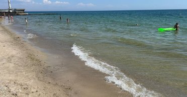 В Одесі перевірили пляжі через підозрілі плями на воді: чи можна купатися (фото, відео)
