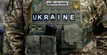 Причастен родственник "Слуги народа": Минобороны покупало летние куртки под видом зимних, — СМИ (видео)