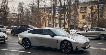 Запас ходу 820 км і двері як у Lamborghini: у Києві помітили футуристичний електрокар (фото)