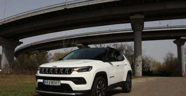 Тест-драйв нового Jeep Compass: знакомый кроссовер в необычном формате