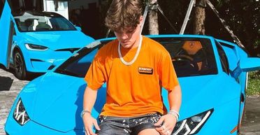 Гнав, "сидячи" у телефоні: 20-річний мільйонер розбив машину за 5 млн грн (фото)