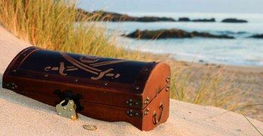 Загублені скарби: чоловік просіяв пісок на пляжі для багатіїв й сам озолотився (фото)