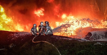 Пылало 4 часа: на Тернопольщине загорелся промышленный объект после атаки ВС РФ (фото)