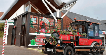 Різдво в серпні: приморське містечко всіма силами намагається привабити туристів (фото)