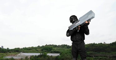 Skyfend Blader: в Китае создали антидроновое ружье, сбивающее БПЛА на расстоянии 1,5 км
