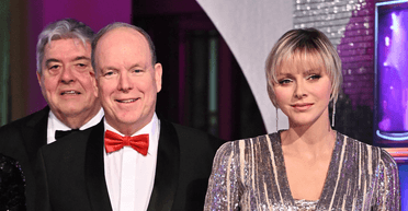 Княгиня Монако Шарлін вийшла у світ у блискучому комбінезоні (фото)