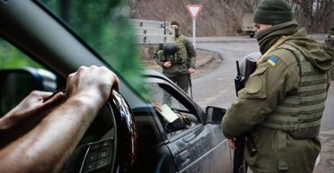 Имеют ли право работники ТЦК останавливать авто для вручения повестки: юрист дал четкий ответ