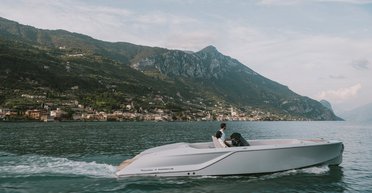 Свыше 500 сил и 8 метров длины: представлен самый необычный электрический Porsche (видео)