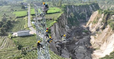 Гігантська воронка знищує цілу провінцію в Індонезії: у всьому винен древній вулкан (відео)