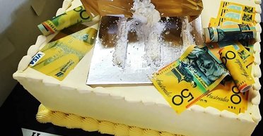 Стоит 6 тыс. гривен: мать заказала "кокаиновый торт" в подарок сыну на 30-летие (фото)