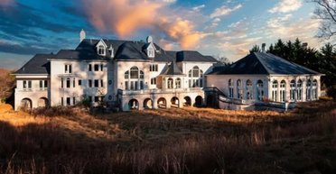 Залишили гнити: блогер показав покинутий особняк у США з розкішними речами всередині (відео)