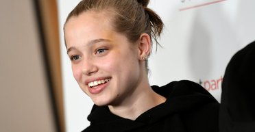 Дочь Бреда Питта и Анджелины Джоли появилась с короткой розовой стрижкой