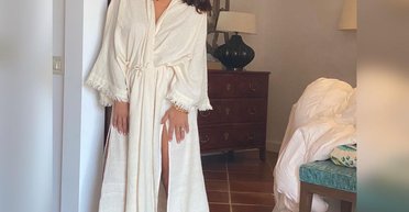 57-річна Сальма Гаєк у жовтому купальнику показала струнку фігуру без фотошопу