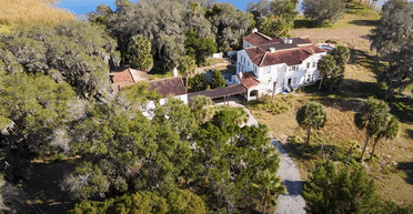 "Тут хтось був": блогери розкрили таємниці особняка, що належав родині бен Ладена (відео)