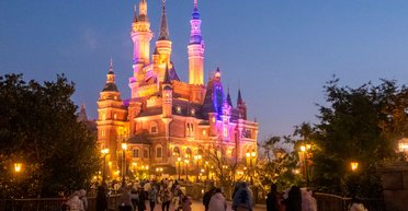 Депутатов Европарламента вместо Страсбурга случайно привезли в Диснейленд (фото)