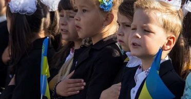 "Вот такое дают учить": в сети возник скандал из-за текста гимна в учебнике (фото, видео)