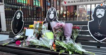 Кладут цветы и плачут: как звезды и поклонники прощаются с Оззи Осборном (фото, видео)