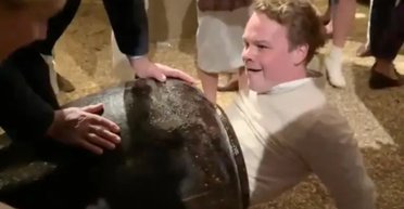 "Не намагайтеся повторити це вдома": чоловік застряг у великій вазі на вечірці (відео)