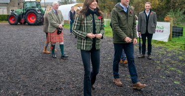 Кейт Міддлтон змінила класичні джинси на більш трендову модель (фото)