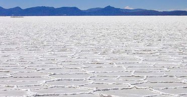 Половину запасів літію на Землі зберігає в собі найбільша соляна пустеля у світі (фото)
