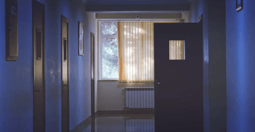 "Пошуки скарбів": пара отримала моторошний лист про потаємні кімнати в їхньому новому будинку (відео)