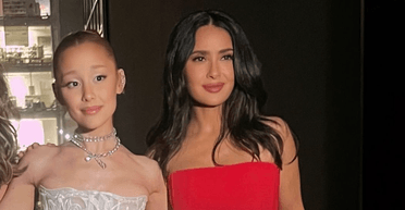 58-річна Сальма Хаєк приміряла червону ефектну сукню (фото)