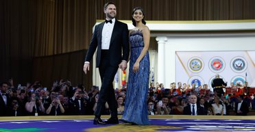 Друга леді США Уша Венс зʼявилася на інавгураційному балу в елегантній сукні (фото, відео)