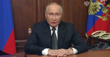 Будто приклеены к столу: Путин ни разу не пошевелил руками за 8-минутное обращение (видео)