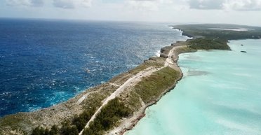 Мост на краю Земли: почему воды Атлантического океана кажутся синими, а Карибского моря — бирюзовыми