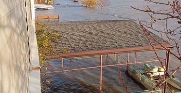 Шторм в Азовском море: треть Мариуполя осталась без электричества, тепла и воды (видео)