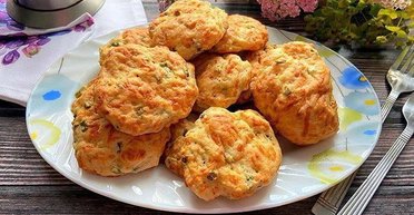 Замість чипсів і сухариків: рецепт домашнього сирного печива із зеленою цибулею