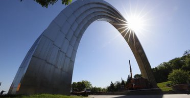 Радуга, символ ЛГБТ или демонтаж: в Институте нацпамяти озвучили сценарии по "Арке дружбы народов"