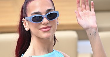 Дуа Ліпа вразила небесно-блакитною сукнею на зірковому показі Jacquemus (фото)