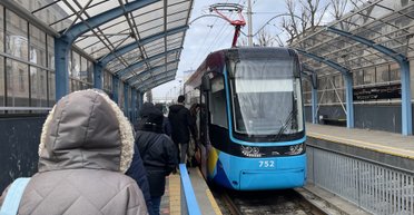 У Києві частково відновлюють рух електротранспорту: які маршрути запустять