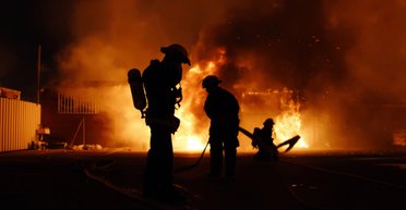 Есть пострадавшие: в Чернигове горят частные дома в результате атаки "Шахедов", что известно (фото)