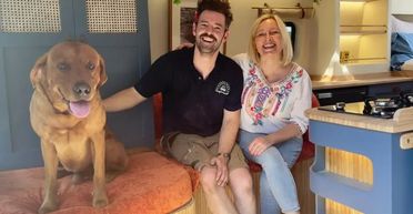 "Назавжди забули про оренду": пара зробила з мікроавтобуса квартиру-студію (фото, відео)